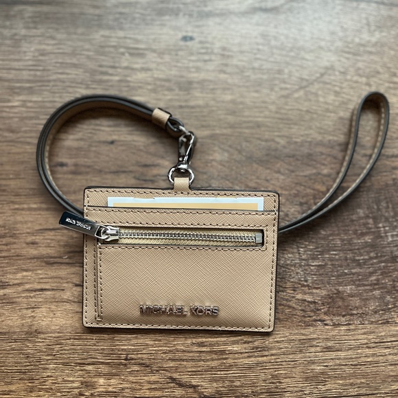 NEW‼️ MICHAEL KORS Jet Set Travel Saffiano Leather Card Case Lanyard NWT - Picture 3 of 16